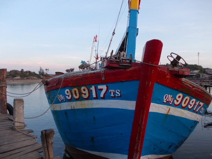 Chiếu tàu Qng 90917, sau khi tu sửa xong sẽ cùng ngư dân đáp sóng vươn khơi đánh bắt cá ở vùng biển Hoàng Sa. (ảnh Tấn Tài)